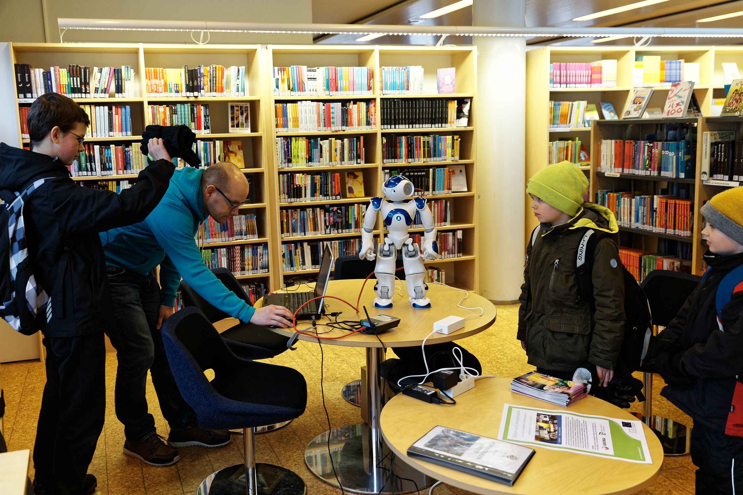 Kids exploring the NAO-robot