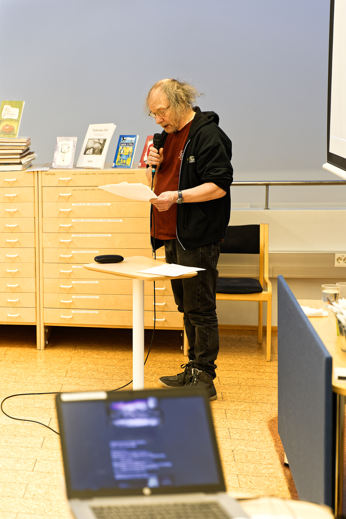 Author Teppo Kulmala lecturing on Eino Säisä.