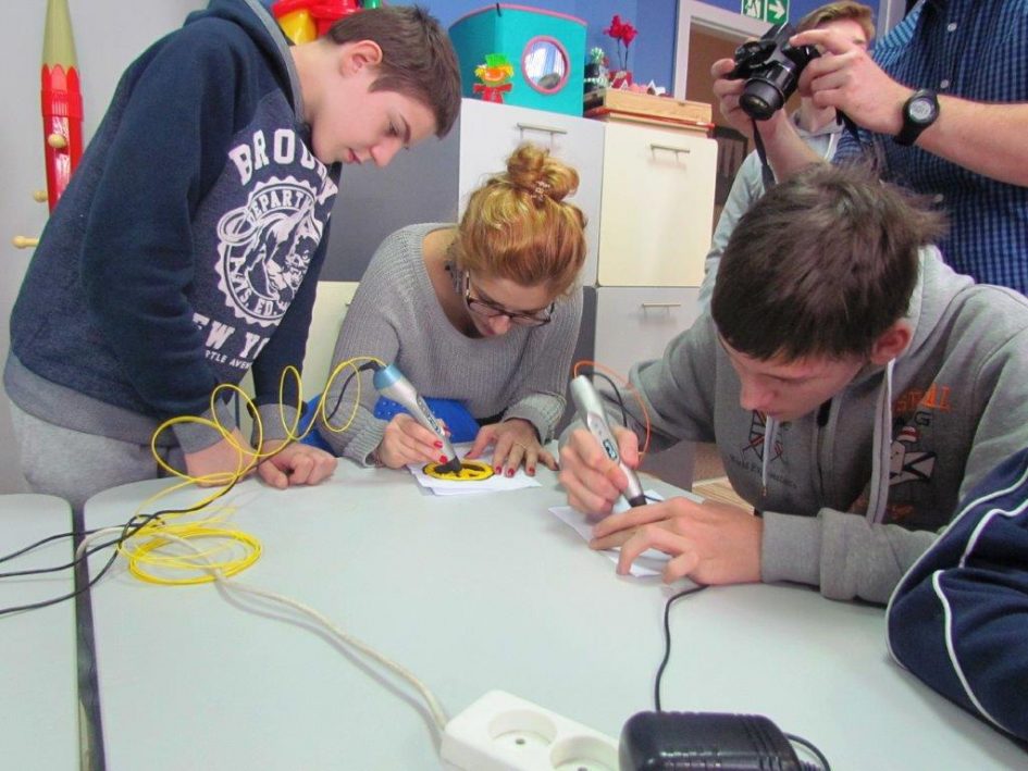 Duygu and 3D pens workshops